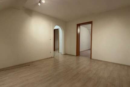 Gepflegte 3,5-Zimmer-Dachgeschosswohnung mit Einbauküche und Garage - Wohnung Gelsenkirchen Gelsenkirchen-Mitte | Angebot:24740235