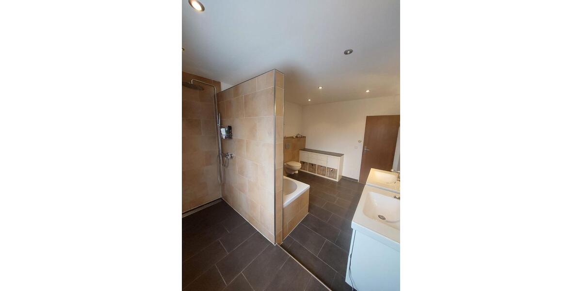 Reihenhaus Hünxe - 6.5 Zimmer, 250 m&sup2;, 2.200&euro; | Angebot:25129233