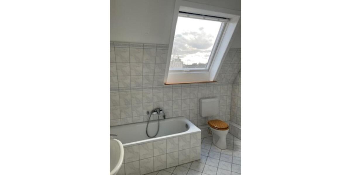 Dachgeschoßwohnung Duisburg - 4 Zimmer, 124 m&sup2;, 1.100&euro; | Angebot:25404238