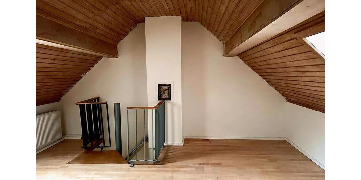 Dachgeschoßwohnung Essen Stadtbezirk VI - 15 Zimmer, 141 m&sup2;, 450&euro; | Angebot:25976744