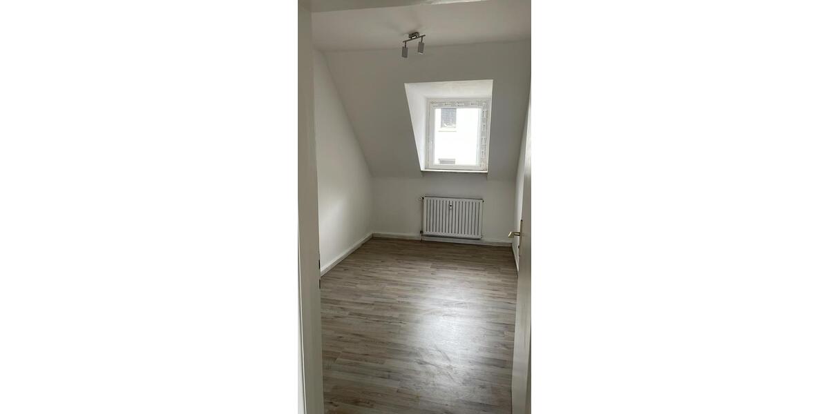 Dachgeschoßwohnung Duisburg Duisburg-Mitte - 3 Zimmer, 52 m&sup2;, 720&euro; | Angebot:26045451