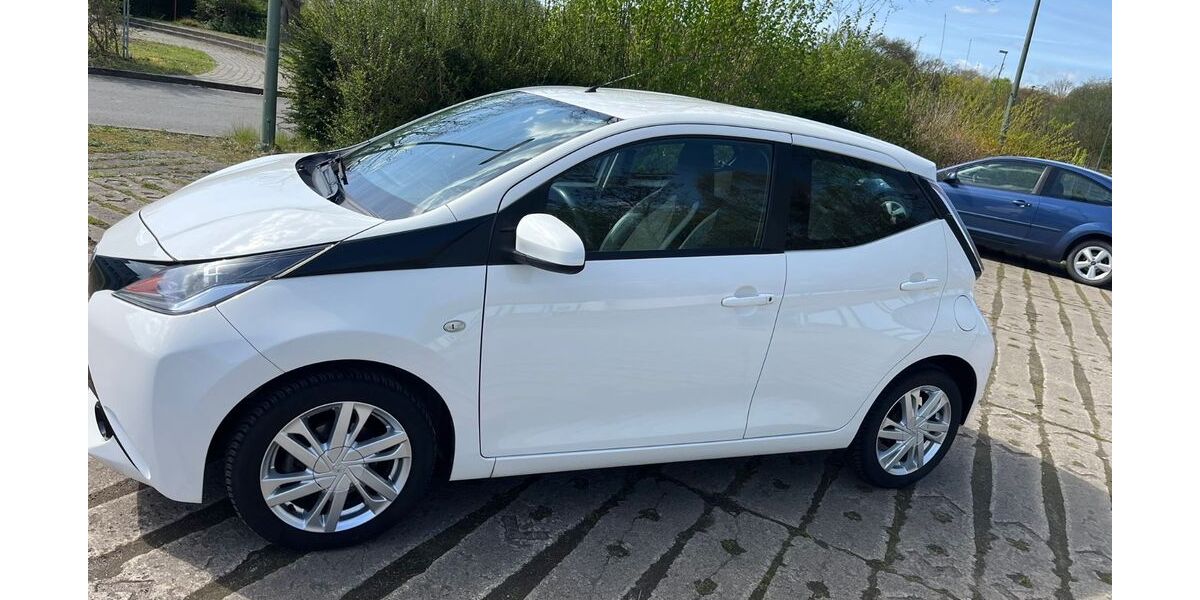 Toyota Aygo (X) 125.000 km 6.199 &euro; Duisburg 47259