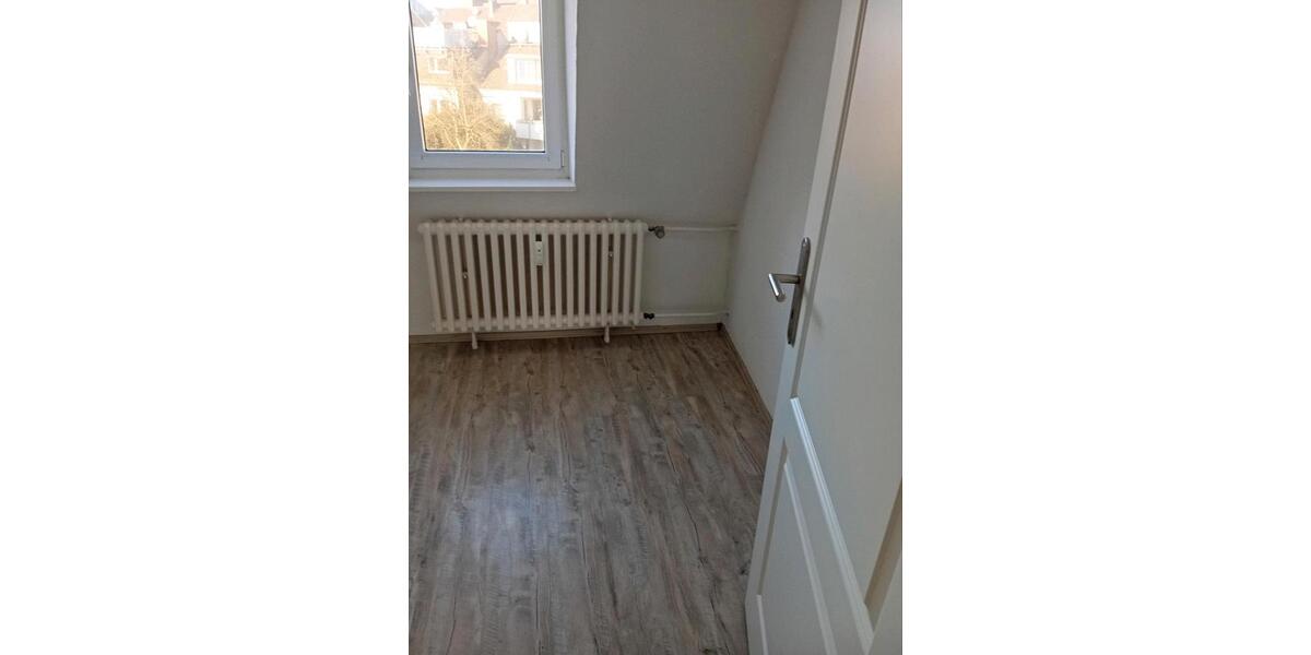 Dachgeschoßwohnung Duisburg Mittelmeiderich - 5 Zimmer, 140 m&sup2;, 1.100&euro; | Angebot:25174363