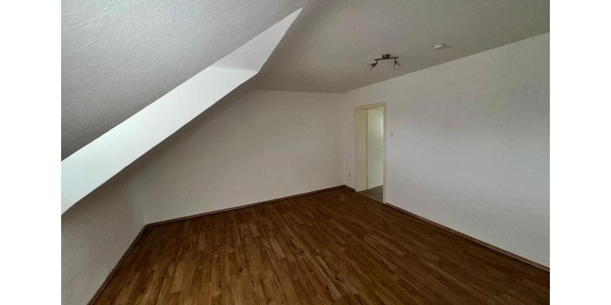Dachgeschoßwohnung Duisburg Duisburg-Mitte - 4 Zimmer, 86 m&sup2;, 645&euro; | Angebot:25972396