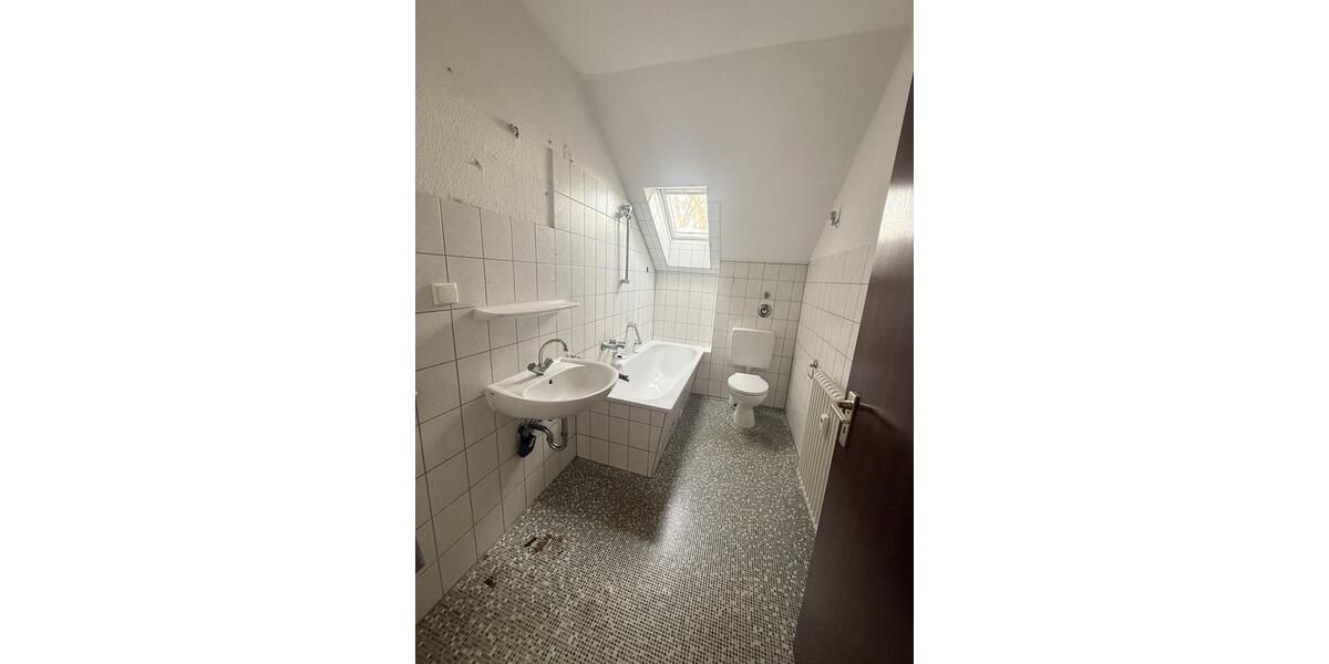 Dachgeschoßwohnung Duisburg Hamborn - 3.5 Zimmer, 69 m&sup2;, 366&euro; | Angebot:25524175